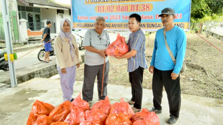 Kamis, 15 Juni 2023 Penyerahan bantuan paket sembako pokmas kelapa gading RT 02 & RT.038