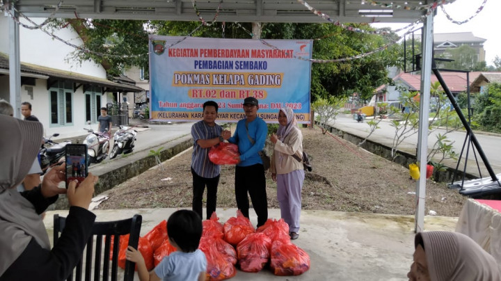 Kamis, 15 Juni 2023 Penyerahan bantuan paket sembako pokmas kelapa gading RT 02 & RT.038