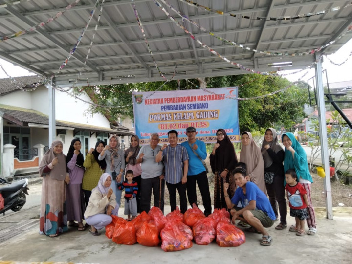 Kamis, 15 Juni 2023 Penyerahan bantuan paket sembako pokmas kelapa gading RT 02 & RT.038