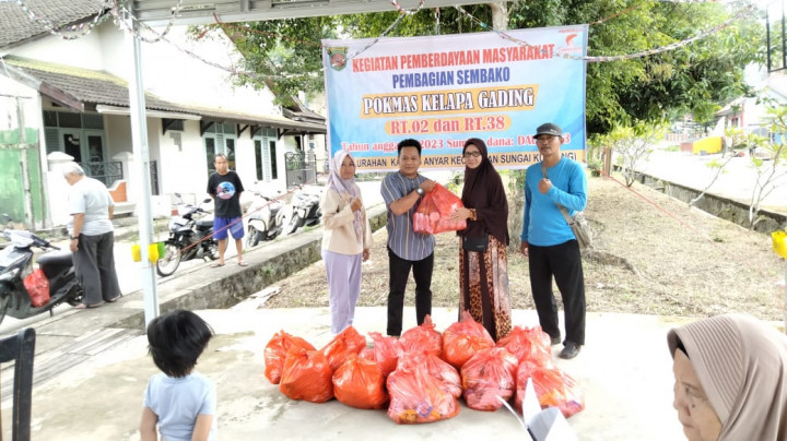 Kamis, 15 Juni 2023 Penyerahan bantuan paket sembako pokmas kelapa gading RT 02 & RT.038