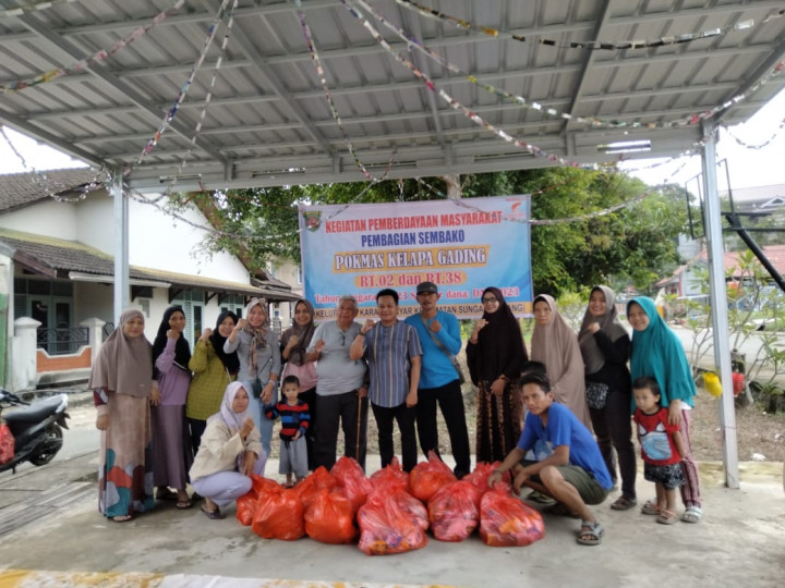 Kamis, 15 Juni 2023 Penyerahan bantuan paket sembako pokmas kelapa gading RT 02 & RT.038