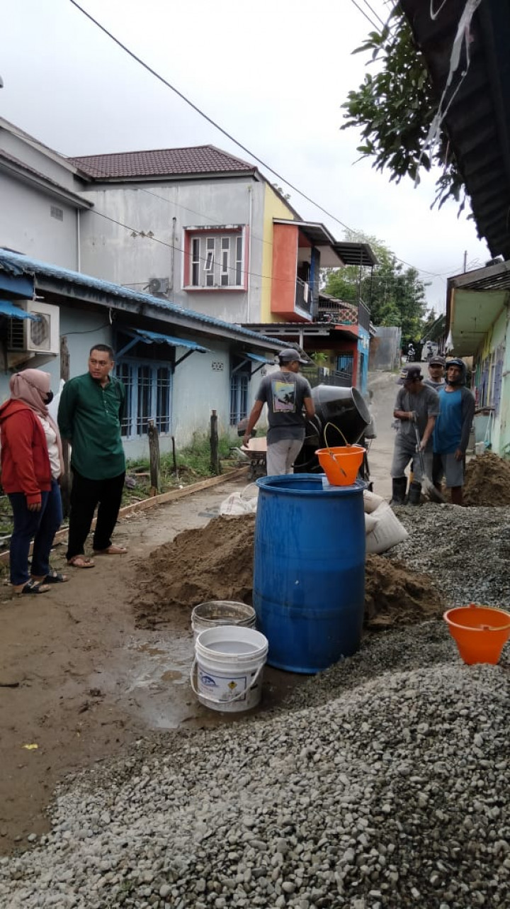 Selasa, 27 Juni 2023 Kegiatan infrastruktur RT 12 pokmas Cendana bersama Bu Habibah pendamping infrastruktur kec sungai kunjang