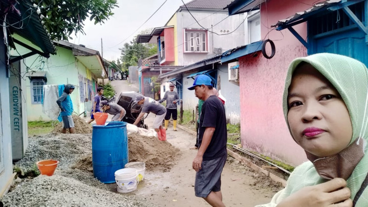 Selasa, 27 Juni 2023 Kegiatan infrastruktur RT 12 pokmas Cendana bersama Bu Habibah pendamping infrastruktur kec sungai kunjang