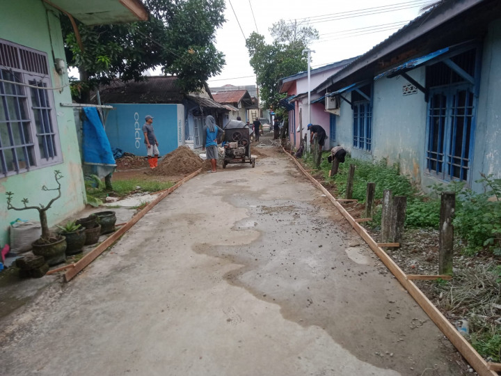 Selasa, 27 Juni 2023 kegiatan semenisasi jalan di RT.004, Jalan Cendana