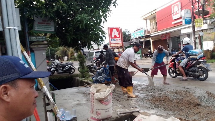 Sabtu, 01 Juli 2023, kegiatan infrastruktur Probebaya di RT.03,05,08,09 Kelurahan Karang Anyar berupa semenisasi jalan, pembuatan Gapura dan perbaikan drainase.