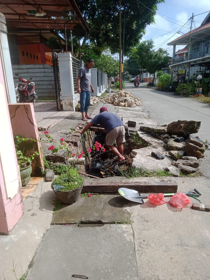 Senin, 03 Juli 2023 kegiatan perbaikan drainase bidang Sapras Probebaya di RT.05,09,10 Kel.Karang Anyar