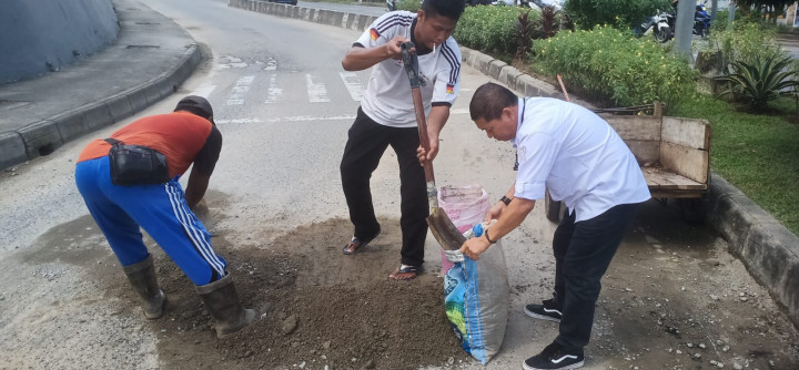 Rabu, 05 Juni 2023 Lurah karang anyar membersihkan tumpukan pasir yang mengendap yang berada di tikungan lampu merah jl. Tengkawang & tumpukan bahan pekerjaan yang menutup sebagian jalan di jalan ulin