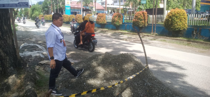 Rabu, 05 Juni 2023 Lurah karang anyar membersihkan tumpukan pasir yang mengendap yang berada di tikungan lampu merah jl. Tengkawang & tumpukan bahan pekerjaan yang menutup sebagian jalan di jalan ulin