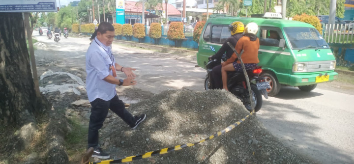Rabu, 05 Juni 2023 Lurah karang anyar membersihkan tumpukan pasir yang mengendap yang berada di tikungan lampu merah jl. Tengkawang & tumpukan bahan pekerjaan yang menutup sebagian jalan di jalan ulin