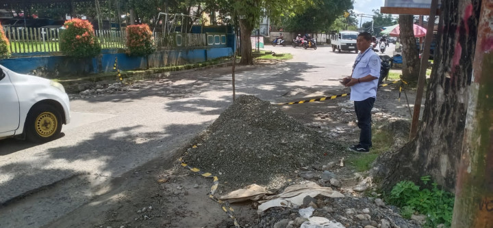 Rabu, 05 Juni 2023 Lurah karang anyar membersihkan tumpukan pasir yang mengendap yang berada di tikungan lampu merah jl. Tengkawang & tumpukan bahan pekerjaan yang menutup sebagian jalan di jalan ulin
