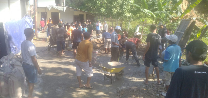 Minggu, 09 Juli 2023, kegiatan Probebaya Sapras berupa Semenisasi Jalan di RT.036, Jalan Cendana