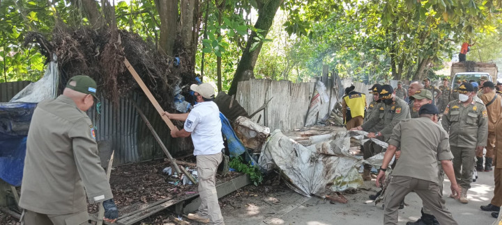 Senin, 10 Juli 2023, kegiatan penertiban PKL yang berjualan diatas Parit di Jalan Teuku Umar bersama Kecamatan Sungai Kunjang dan Kelurahan Lok Bahu