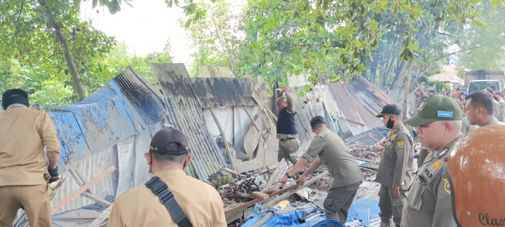 Senin, 10 Juli 2023, kegiatan penertiban PKL yang berjualan diatas Parit di Jalan Teuku Umar bersama Kecamatan Sungai Kunjang dan Kelurahan Lok Bahu
