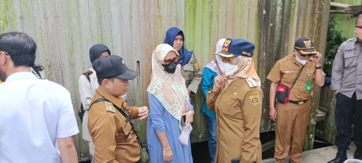 Senin, 10 Juli 2023, kegiatan penertiban PKL yang berjualan diatas Parit di Jalan Teuku Umar bersama Kecamatan Sungai Kunjang dan Kelurahan Lok Bahu