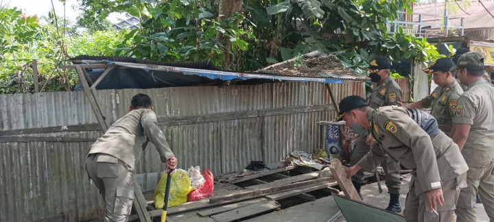 Senin, 10 Juli 2023, kegiatan penertiban PKL yang berjualan diatas Parit di Jalan Teuku Umar bersama Kecamatan Sungai Kunjang dan Kelurahan Lok Bahu