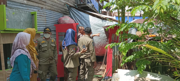 Senin, 10 Juli 2023, kegiatan penertiban PKL yang berjualan diatas Parit di Jalan Teuku Umar bersama Kecamatan Sungai Kunjang dan Kelurahan Lok Bahu