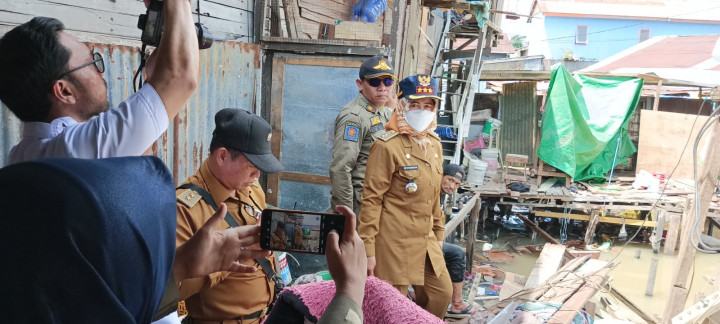 Senin, 10 Juli 2023, kegiatan penertiban PKL yang berjualan diatas Parit di Jalan Teuku Umar bersama Kecamatan Sungai Kunjang dan Kelurahan Lok Bahu