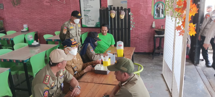 Senin, 10 Juli 2023, kegiatan penertiban PKL yang berjualan diatas Parit di Jalan Teuku Umar bersama Kecamatan Sungai Kunjang dan Kelurahan Lok Bahu