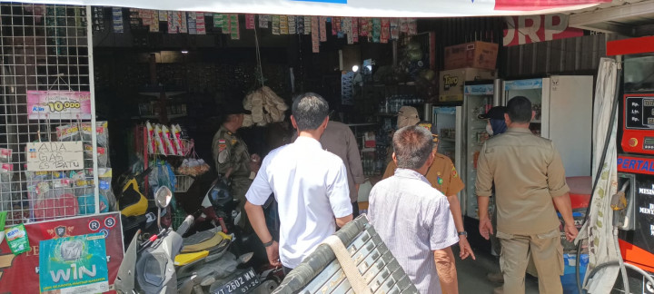 Senin, 10 Juli 2023, kegiatan penertiban PKL yang berjualan diatas Parit di Jalan Teuku Umar bersama Kecamatan Sungai Kunjang dan Kelurahan Lok Bahu