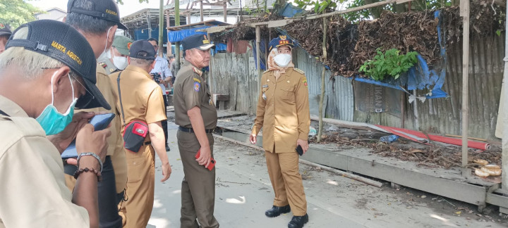 Senin, 10 Juli 2023, kegiatan penertiban PKL yang berjualan diatas Parit di Jalan Teuku Umar bersama Kecamatan Sungai Kunjang dan Kelurahan Lok Bahu