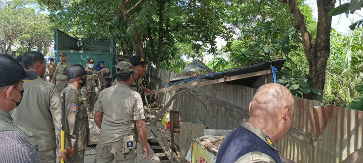 Senin, 10 Juli 2023, kegiatan penertiban PKL yang berjualan diatas Parit di Jalan Teuku Umar bersama Kecamatan Sungai Kunjang dan Kelurahan Lok Bahu
