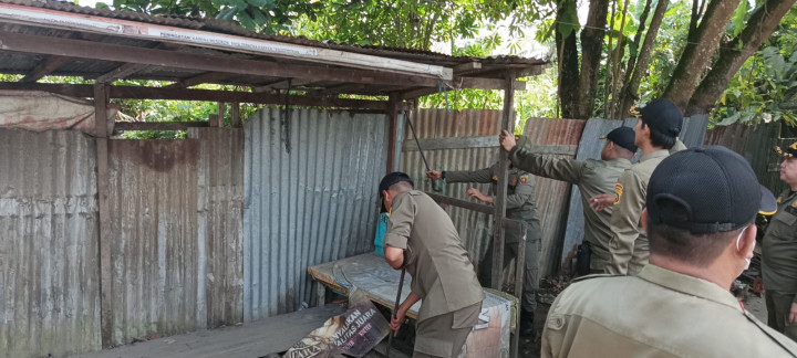 Senin, 10 Juli 2023, kegiatan penertiban PKL yang berjualan diatas Parit di Jalan Teuku Umar bersama Kecamatan Sungai Kunjang dan Kelurahan Lok Bahu