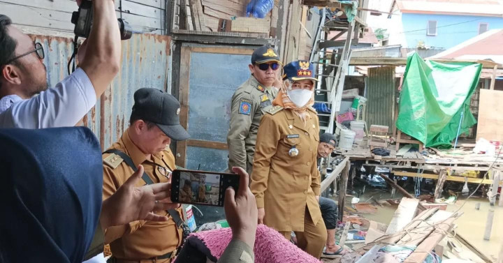 Senin, 10 Juli 2023, Lurah menemani Camat Sungai Kunjang, Dwi Siti Noorbayah beserta jajarannya untuk melihat langsung lokasi kejadian rumah rubuh di Jalan Kahoi RT.031