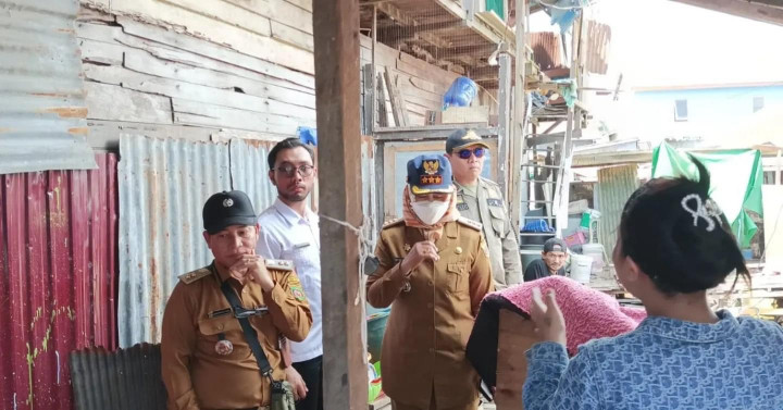 Senin, 10 Juli 2023, Lurah menemani Camat Sungai Kunjang, Dwi Siti Noorbayah beserta jajarannya untuk melihat langsung lokasi kejadian rumah rubuh di Jalan Kahoi RT.031
