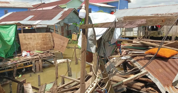 Senin, 10 Juli 2023, Lurah menemani Camat Sungai Kunjang, Dwi Siti Noorbayah beserta jajarannya untuk melihat langsung lokasi kejadian rumah rubuh di Jalan Kahoi RT.031