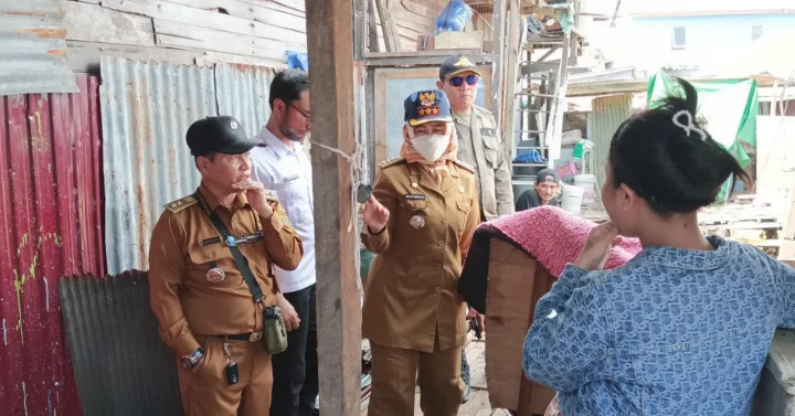 Senin, 10 Juli 2023, Lurah menemani Camat Sungai Kunjang, Dwi Siti Noorbayah beserta jajarannya untuk melihat langsung lokasi kejadian rumah rubuh di Jalan Kahoi RT.031