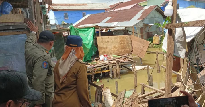 Senin, 10 Juli 2023, Lurah menemani Camat Sungai Kunjang, Dwi Siti Noorbayah beserta jajarannya untuk melihat langsung lokasi kejadian rumah rubuh di Jalan Kahoi RT.031