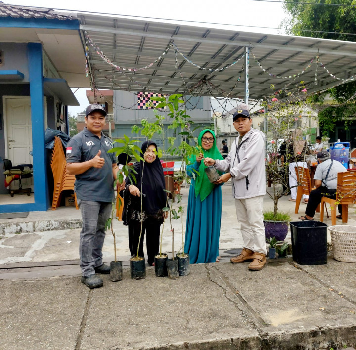 Minggu, 16 Juli 2023 Gotong royong sekaligus penyerahan bibit tanaman trambesi dan mangga di RT.02