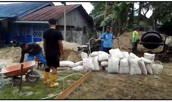 Minggu, 16 Juli 2023, proses pembuatan Lapangan bulutangkis di Jalan Cendana Komp. PDAM RT.007 bidang Sapras Probebaya.