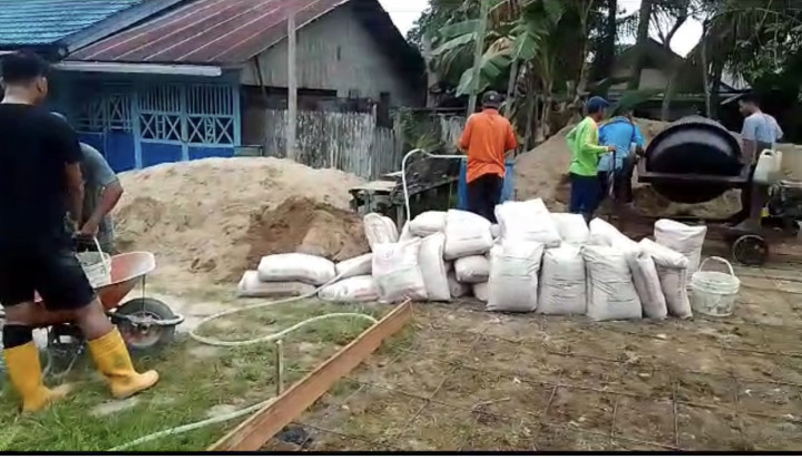 Minggu, 16 Juli 2023, proses pembuatan Lapangan bulutangkis di Jalan Cendana Komp. PDAM RT.007 bidang Sapras Probebaya.