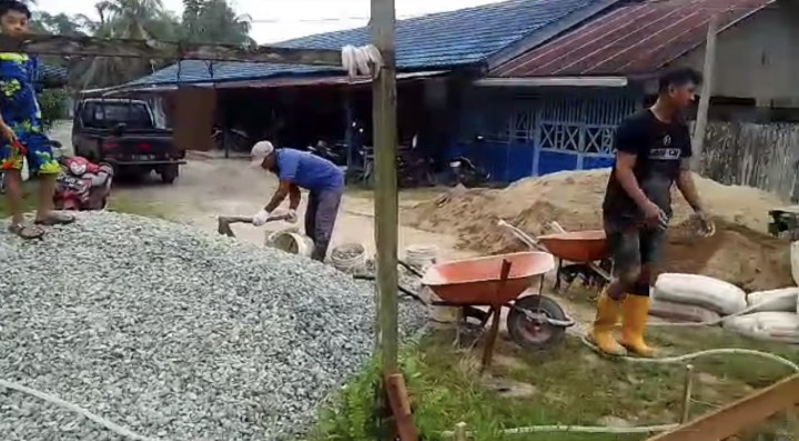 Minggu, 16 Juli 2023, proses pembuatan Lapangan bulutangkis di Jalan Cendana Komp. PDAM RT.007 bidang Sapras Probebaya.