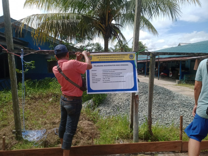 Minggu, 16 Juli 2023, proses pembuatan Lapangan bulutangkis di Jalan Cendana Komp. PDAM RT.007 bidang Sapras Probebaya.