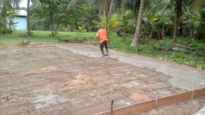 Minggu, 16 Juli 2023, proses pembuatan Lapangan bulutangkis di Jalan Cendana Komp. PDAM RT.007 bidang Sapras Probebaya.