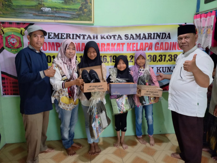 Minggu, 16 Juli 2023 Penyerahan paket pendidikan RT 19 ,20, 21 pokmas Kelapa Gading
