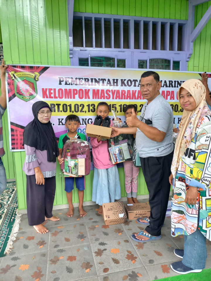Selasa, 18 Juli 2023 Penyerahan paket pendidikan pokmas kelapa gading RT 13 dan RT 27