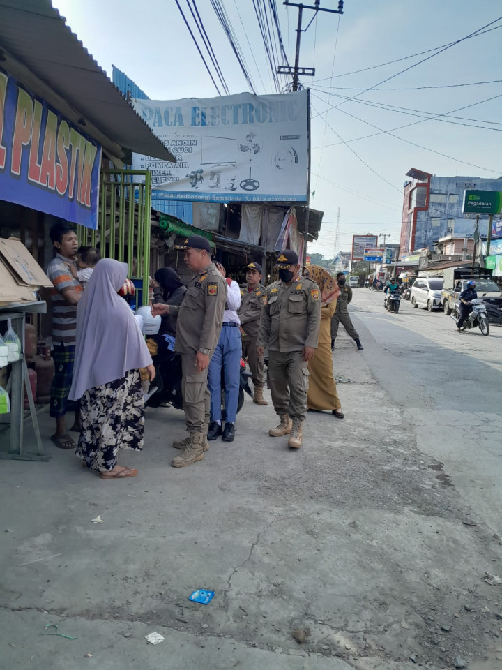 Selasa, 25 Juli 2023 Kelurahan Karang Anyar bersama Jajaran Kecamatan Sungai Kunjang melakukan penertiban PKL dan Baliho Caleg di Jalan Tengkawang dan Jalan Ulin.