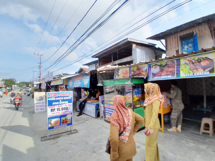 Selasa, 25 Juli 2023 Kelurahan Karang Anyar bersama Jajaran Kecamatan Sungai Kunjang melakukan penertiban PKL dan Baliho Caleg di Jalan Tengkawang dan Jalan Ulin.