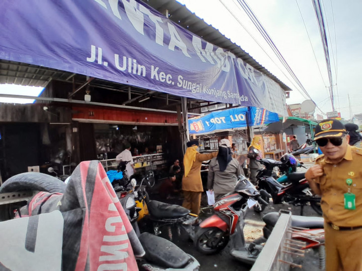 Selasa, 25 Juli 2023 Kelurahan Karang Anyar bersama Jajaran Kecamatan Sungai Kunjang melakukan penertiban PKL dan Baliho Caleg di Jalan Tengkawang dan Jalan Ulin.
