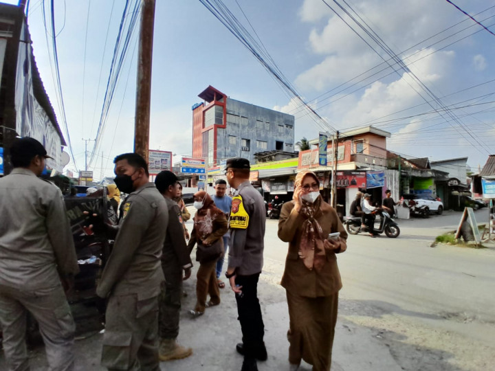 Selasa, 25 Juli 2023 Kelurahan Karang Anyar bersama Jajaran Kecamatan Sungai Kunjang melakukan penertiban PKL dan Baliho Caleg di Jalan Tengkawang dan Jalan Ulin.
