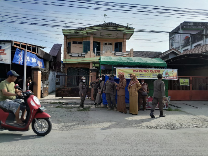 Selasa, 25 Juli 2023 Kelurahan Karang Anyar bersama Jajaran Kecamatan Sungai Kunjang melakukan penertiban PKL dan Baliho Caleg di Jalan Tengkawang dan Jalan Ulin.