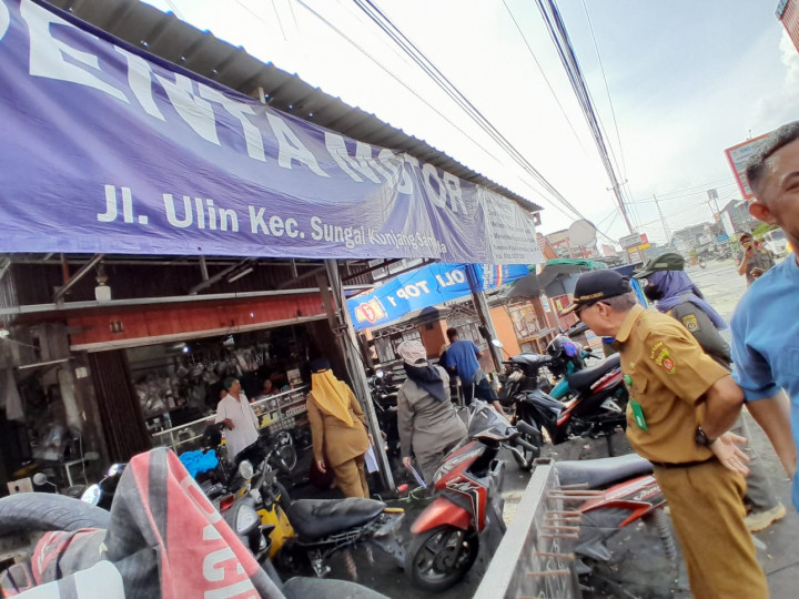 Selasa, 25 Juli 2023 Kelurahan Karang Anyar bersama Jajaran Kecamatan Sungai Kunjang melakukan penertiban PKL dan Baliho Caleg di Jalan Tengkawang dan Jalan Ulin.