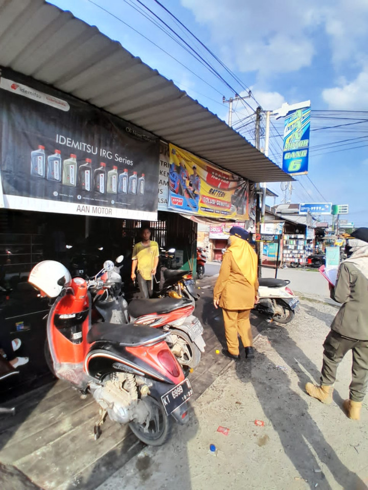Selasa, 25 Juli 2023 Kelurahan Karang Anyar bersama Jajaran Kecamatan Sungai Kunjang melakukan penertiban PKL dan Baliho Caleg di Jalan Tengkawang dan Jalan Ulin.