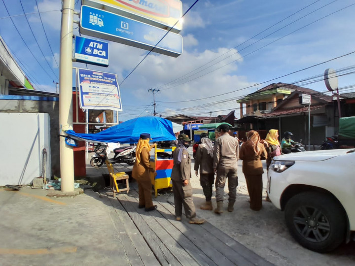 Selasa, 25 Juli 2023 Kelurahan Karang Anyar bersama Jajaran Kecamatan Sungai Kunjang melakukan penertiban PKL dan Baliho Caleg di Jalan Tengkawang dan Jalan Ulin.
