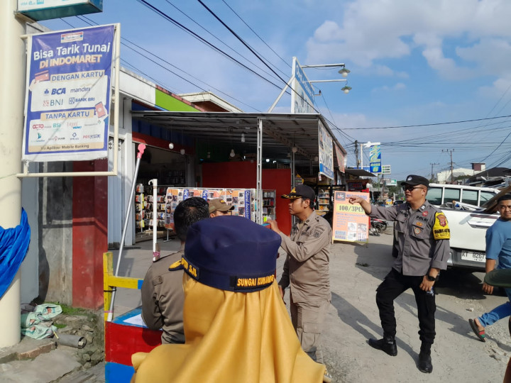 Selasa, 25 Juli 2023 Kelurahan Karang Anyar bersama Jajaran Kecamatan Sungai Kunjang melakukan penertiban PKL dan Baliho Caleg di Jalan Tengkawang dan Jalan Ulin.
