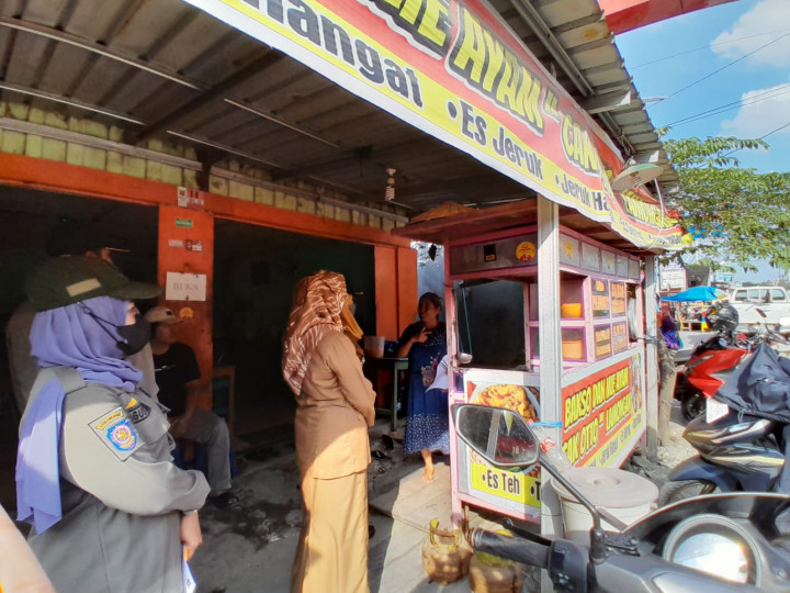 Selasa, 25 Juli 2023 Kelurahan Karang Anyar bersama Jajaran Kecamatan Sungai Kunjang melakukan penertiban PKL dan Baliho Caleg di Jalan Tengkawang dan Jalan Ulin.