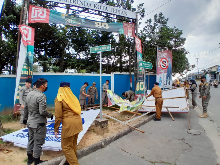 Selasa, 25 Juli 2023 Kelurahan Karang Anyar bersama Jajaran Kecamatan Sungai Kunjang melakukan penertiban PKL dan Baliho Caleg di Jalan Tengkawang dan Jalan Ulin.